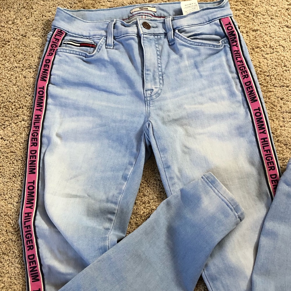 TOMMY HILFIGER JEANS